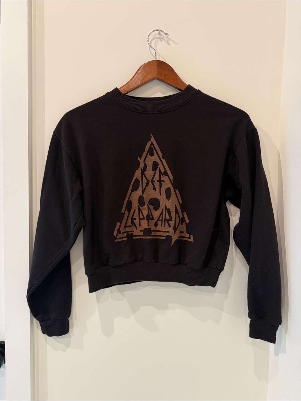 Black Cropped Sweatshirt with Def Leppard Brown Graphic